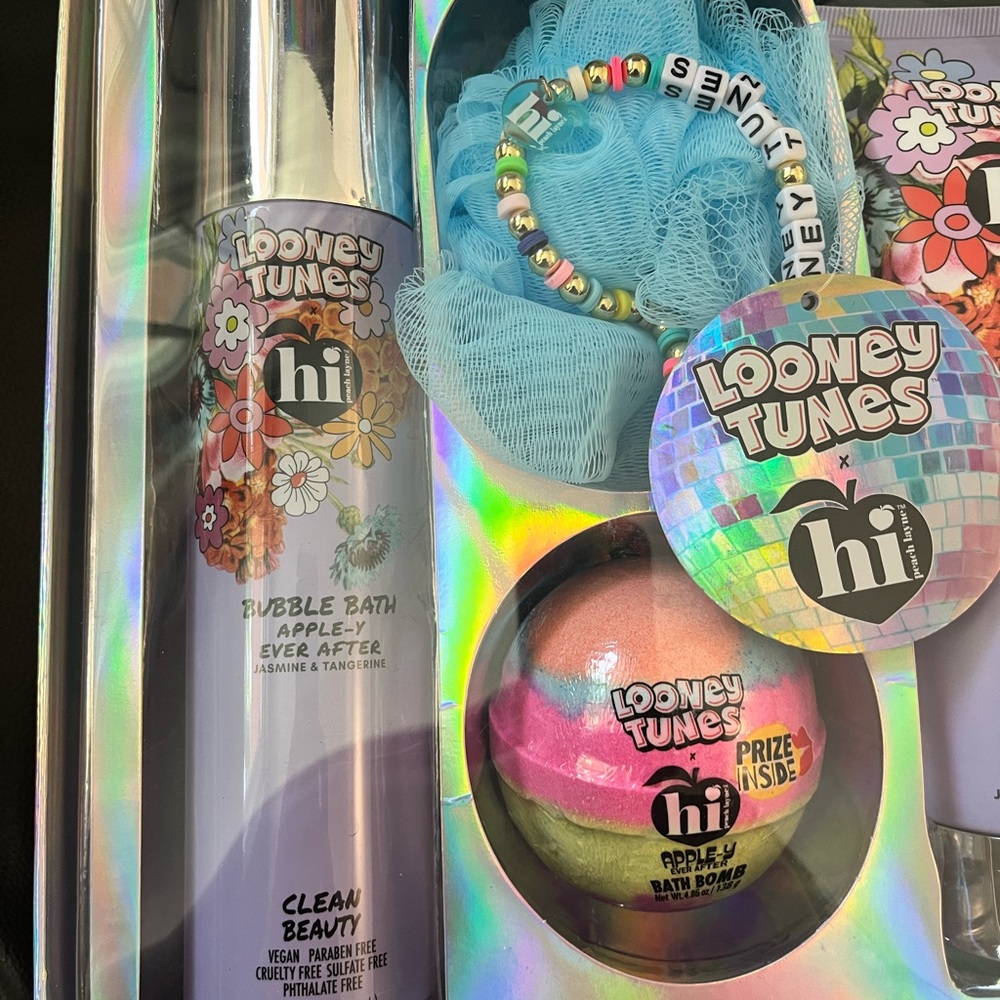 Warner Bros. Looney Tunes Bath Gift Set - Purple and Blue